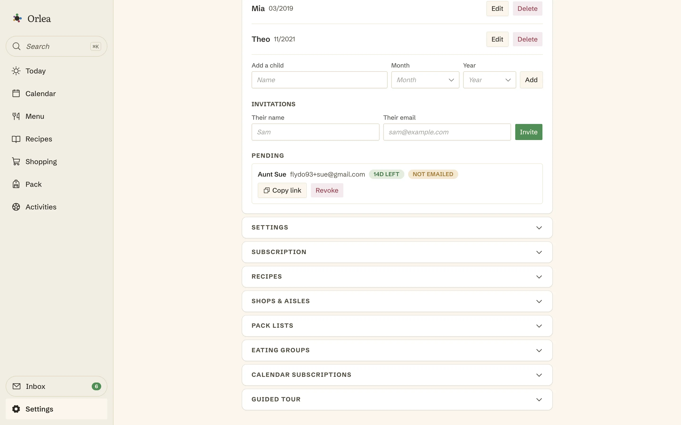 A pending invitation to Aunt Sue in settings, with a copy link button beside it